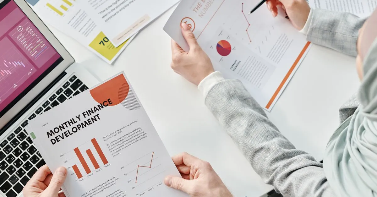 Consultoria financeira sobre financiamento de carro após mudar de emprego com planejamento.