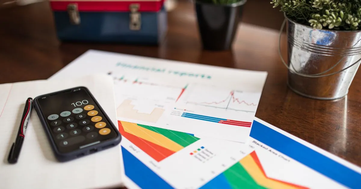 Extratos e calculadora organizados para empréstimo com análise de movimentação bancária.