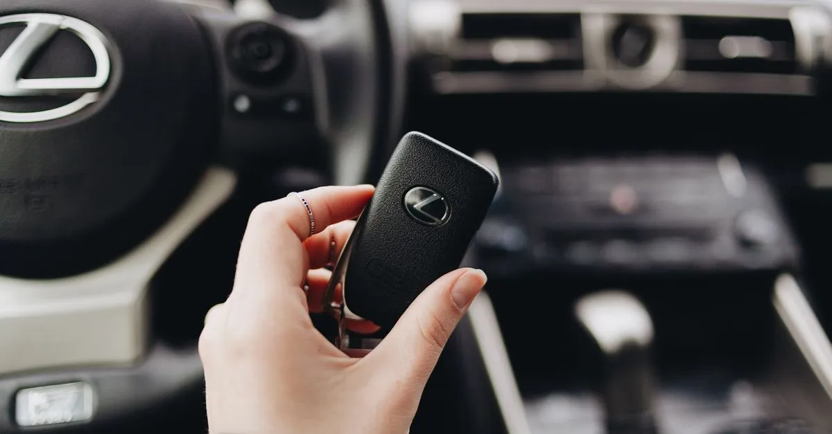 Chave de veículo após aprovação de financiamento de carro conforme a renda estável.